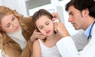 Vệ sinh tai cho bé đúng cách để phòng viêm tai giữa