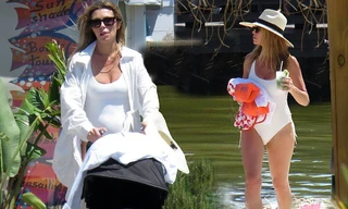 Siêu mẫu Anh Abbey Clancy đẹp như mộng chỉ sau 6 tuần sinh con