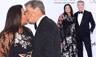 Vợ chồng ‘điệp viên 007’ Pierce Brosnan hôn nhau tình tứ ở tiệc Cannes
