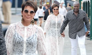 Mẹ ruột Kim Kardashian U70 mặc xuyên thấu sánh đôi tình trẻ kém 25 tuổi