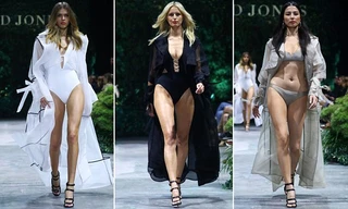 Siêu mẫu Séc trình diễn áo tắm bốc lửa trên sàn diễn