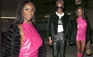 Leomie Anderson không nội y hớ hênh lộ ngực trên phố