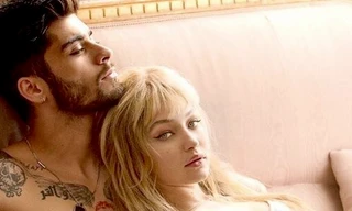 Bạn bè thân của Gigi – Zayn tiết lộ: “Họ trân trọng từng giây phút bên nhau và đang yêu nhau say đắm. Zayn thích tận hưởng một buổi tối yên bình bên người yêu hơn là tiệc tùng bất tận."