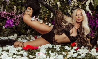 Paris Hilton bốc lửa gợi tình, tiết lộ tủ giày 'khủng' 23 tỉ đồng