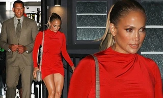 Jennifer Lopez diện váy siêu ngắn nóng bỏng đi ăn tối cùng bồ trẻ