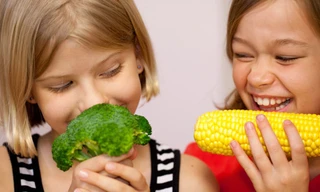 Muốn con thích rau, hãy tập cho bé ăn trước 2 tuổi
