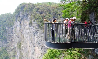 Lên đỉnh núi Thiên Môn, đi dạo trên con đường 'thót tim' 