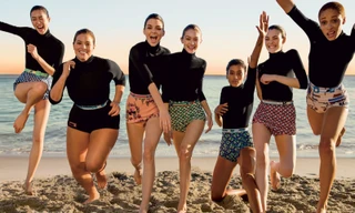 Dàn ‘chân dài’ diện short ngắn khoe chân thon trước biển