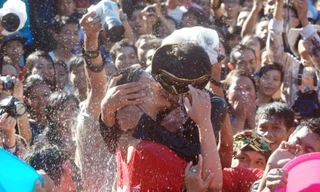 Lễ hội hôn nhau lãng mạn ở Bali