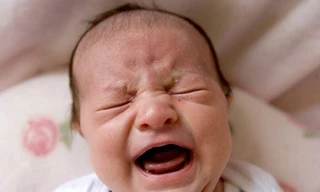 Lý giải và ứng phó với những cơn khóc lặng của trẻ