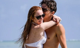 Lindsay Lohan và bồ trẻ say đắm trên biển