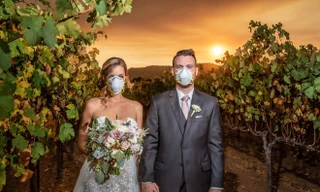 Đôi vợ chồng đeo khẩu trang, làm lễ cưới cạnh đám cháy rừng