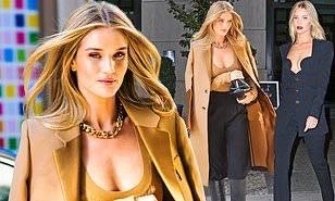 Bạn gái 'Người vận chuyển' mặc áo hở ngực ra phố