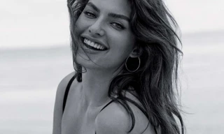 Alyssa Miller đẹp nuột nà giữa biển xanh cát trắng
