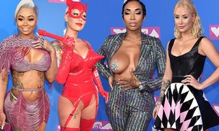 ‘Đỏ mặt’ với váy áo táo bạo kỳ quặc gây sốc của các sao tại VMAs