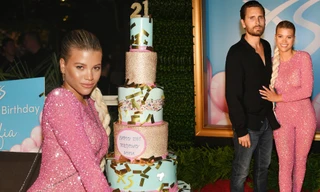 Mặc kín đáo, Sofia Richie vẫn quá đỗi gợi cảm bên bạn trai hơn 16 tuổi