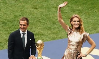 Đầm ngắn lấp lánh siêu mẫu Nga mặc tại bế mạc World Cup được khen ngợi