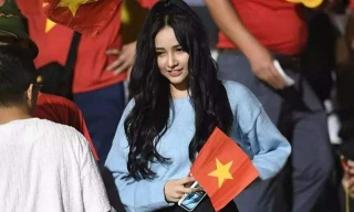 Cô gái xinh như mộng trên khán đài chung kết bóng đá nam SEA Games 30