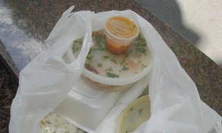 Túi nilong đựng đồ ăn nóng độc hại thế nào?