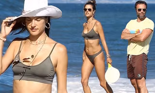 Alessandra Ambrosio thả dáng tắm biển cùng tình cũ 10 năm không cưới