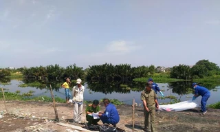 Lực lượng chức năng điều tra hiện trường.