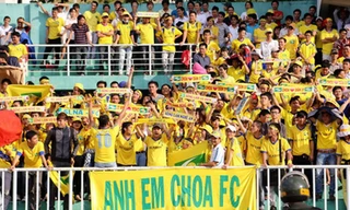 CĐV SLNA rải ‘tiền âm phủ' trên sân Thống Nhất