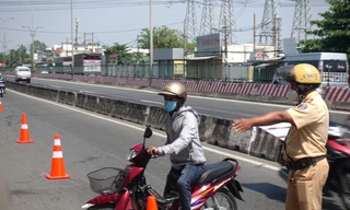 CSGT xử phạt nhiều tài xế chạy quá tốc độ trên Quốc lộ 1A 