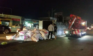 TPHCM: Xe tải chở gạo lật ngang trên quốc lộ 1 sau tai nạn liên hoàn