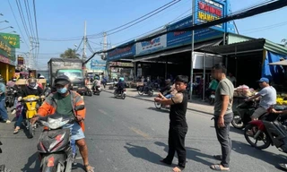 Người phụ nữ giằng co lấy lại điện thoại gây xôn xao dư luận