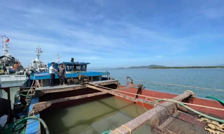 Cảnh sát biển bắt quả tang tàu đang hút cát trái phép 