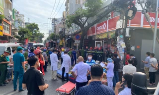 Sập cửa hàng Circle K ở TPHCM, nghi có người mắc kẹt bên trong