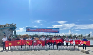 Cảnh sát biển tặng cờ Tổ quốc, đồng hành cùng với ngư dân 