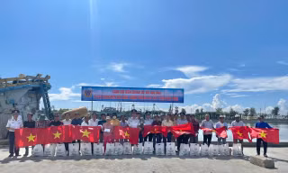 Cảnh sát biển tặng cờ Tổ quốc, đồng hành cùng với ngư dân 