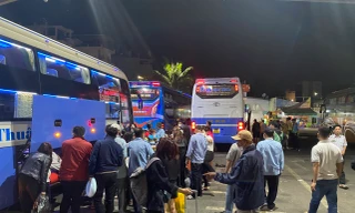 Sáng mùng 6 Tết, người dân tấp nập trở lại TPHCM làm việc 