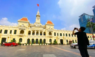 Cận cảnh tuyến đường lát đá ở trung tâm TPHCM sắp được khò lửa để tạo độ nhám 