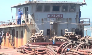 Cảnh sát biển liên tục phát hiện tàu chở cát không rõ nguồn gốc 