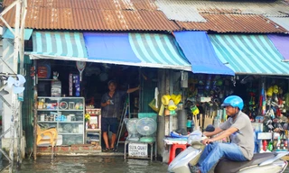 Triều cường đạt đỉnh, người dân TPHCM ‘be bờ’ ngăn nước