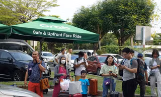 Sân bay Tân Sơn Nhất tấp nập hành khách trong ngày đầu nghỉ lễ