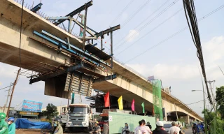 Cận cảnh cầu hơn 900 tỷ ở khu đông TPHCM hợp long nhịp chính sau 4 năm 'đắp chiếu'