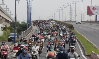 Trời se lạnh, người dân TPHCM mặc áo khoác tấp nập đi làm sau Tết