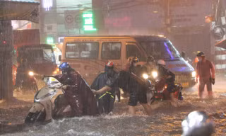 Đường phố TPHCM ngập lênh láng, nước chảy cuồn cuộn sau cơn mưa lớn