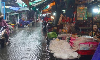 Tiểu thương khóc ròng sau cơn mưa tầm tã nhiều giờ ở TPHCM 