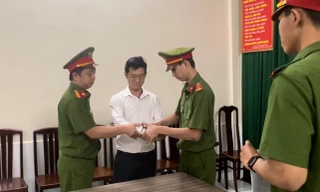 ‘Cố vấn pháp lý’ của bà Phương Hằng xộ khám vì lá đơn của ca sĩ Vy Oanh 