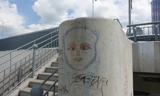 Cầu Ba Son lại bị vẽ bậy chi chít 