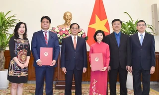 Bản tin 8H: Trao quyết định nhân sự của Bộ Ngoại giao