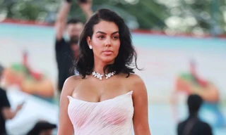 Bạn gái Ronaldo bị chê khi khoe đường cong trứ danh trên thảm đỏ