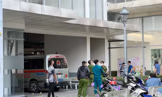 Bản tin 8H: Người đàn ông rơi từ tầng 11 xuống tử vong