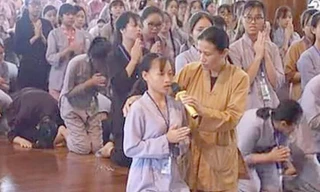 Bản tin 8H: Làm rõ clip cô gái bị ‘vong nhập’ trong khóa tu mùa hè chùa Ba Vàng