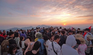 Bình Liêu đông nghìn nghịt, khách than 'không còn chỗ đứng'