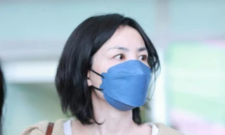 Ngoại hình không hợp lý của Vương Phi ở tuổi 55